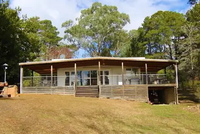 Image de Maison et propriété au bord de l'eau privé et tranquille dans la baie exclusive d'Eildon à Taylor Bay