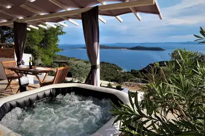 Image de Villa Kornati est une maison en pierre romantique avec une vue imprenable sur les îles Kornati.