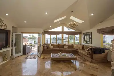 Image de Maison Au Bord De L'eau. Magnifique Lever De Soleil!