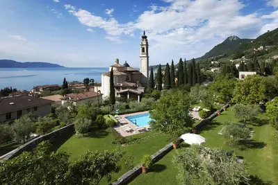 Bilo dans le jardin de citron avec vue sur le lac et piscine