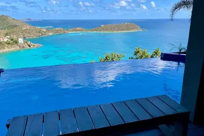 Image de 2-4 Br avec une vue imprenable, immense terrasse couverte, piscine et bain Ă remous