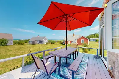 Image de Bay View Cottage w \/ pont, barbecue à gaz et vue magnifique - ��tapes de la plage privée!