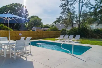 Image de RelaxN à Crescent Beach - Maison privée & Nouvelle piscine d'eau salée & Animaux acceptés