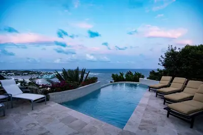 Image de Bougainvillea by Island Properties Online