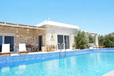 Image de Villa en pierre naturelle de 2 chambres dans un emplacement idéal avec piscine et jardin