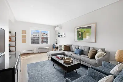 Image de Astoria Modern Home!