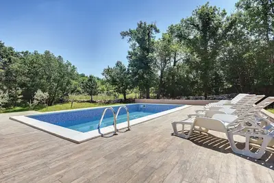 Image de Belle villa avec piscine privée et parking pour 5 voitures