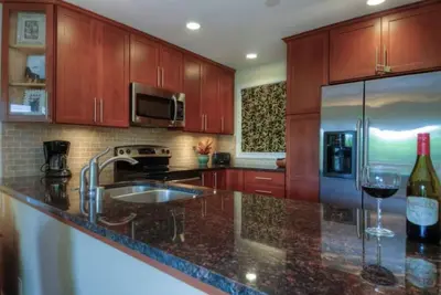 Image de Luxueux, rénové 2 lits / 2 salles de bain, Lanai enveloppant, à quelques pas de la plage!