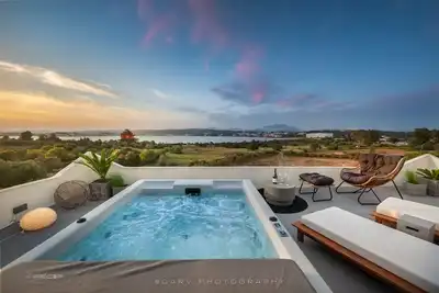 Image de Cool House avec vue sur la mer, à proximité de tous les célèbres hôtels et centres de villégiature. l