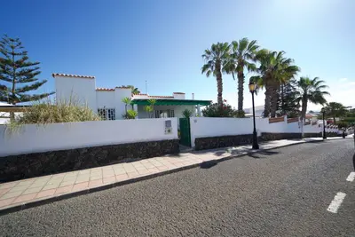 Image de Bungalow de 2 chambres situé au centre avec jardin et parking privé