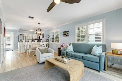 Image de \"Palms Away\" ~ Maison de ville annexe Truman avec terrasse extérieure et piscine communautaire!