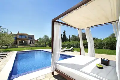 Olivo De La Roca est une villa de luxe de 4 chambres à coucher et 4 salles de bain à Pollensa
