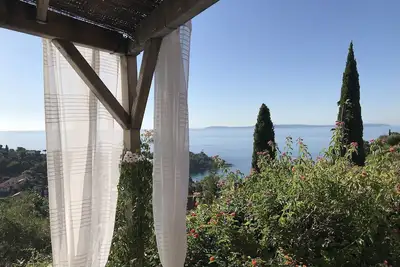 Image de Maison, Le Lavandou, orientée sur une magnifique vue panoramique sur la mer
