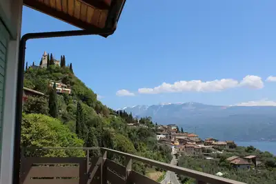 Image de Villa Tosca: piscine privée et vue sur le lac près de la ville