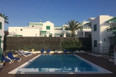 Image de Secluded South Face à l'appartement récemment rénové à 200m de la plage et de la rue principale