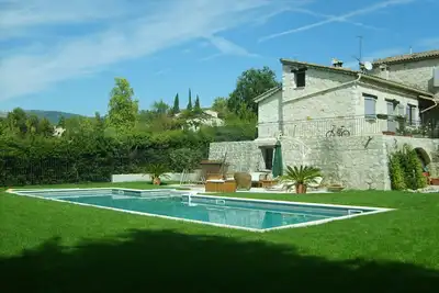 Image de Charmant 2 pièces climatisé attenant a une maison en pierres