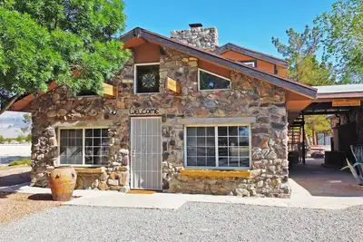 Image de Maison rustique style 2bd / 2ba Home w / piscine privée