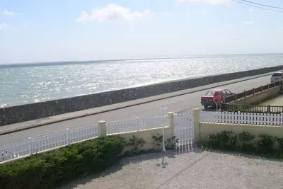 Image de 🌊 Appt bord de mer 6 pers À 20 m plage du Débarquement 🛏️ 3 Ch – 🛁 2 Sdb