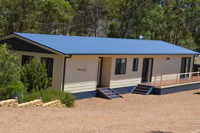 Image de Lord's Retreat est une maison de vacances moderne entourée de buissons paisibles