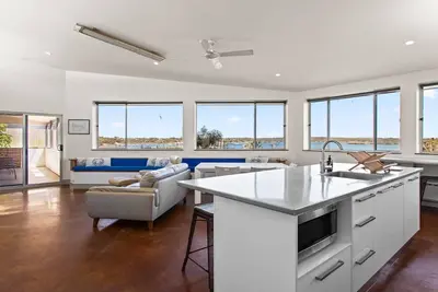 Image de Walshy's Shack est une maison de vacances sensationnelle avec vue sur la jetée de la ville