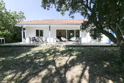 Image de Belle villa à 200 m de la plage, grand jardin sans vis à vis!