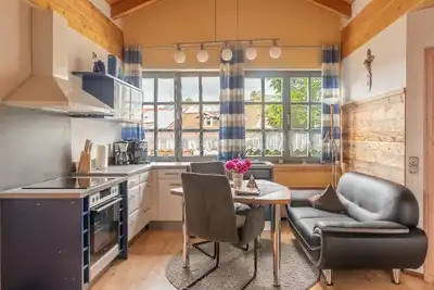 Image de Maison de vacances avec balcon dans la baie. Forêt. Sauna dans la maison.