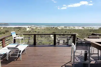 Image de Direct Oceanfront Duplex avec un grand pont sur 3 niveaux à côté du quai de pêche Oceanana.