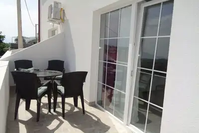 Image de Appartement d'une chambre avec la terrasse et la vue sur le mer Lopar, Rab (A-17103-b)