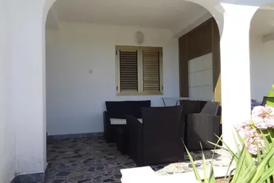 Image de Appartement de deux chambres avec la terrasse et la vue sur le mer Lopar, Rab (A-17103-a)