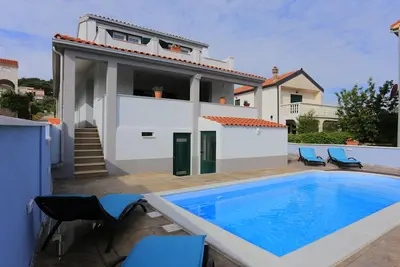 Maison pour la famille près de la mer et avec la piscine Slatine, Ciovo (K-17231)