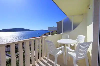 Appartement de deux chambres avec la terrasse et la vue sur le mer Okrug Donji, Ciovo (A-17232-b)