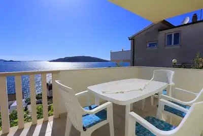 Appartement d'une chambre avec la terrasse et la vue sur le mer Okrug Donji, Ciovo (A-17232-a)
