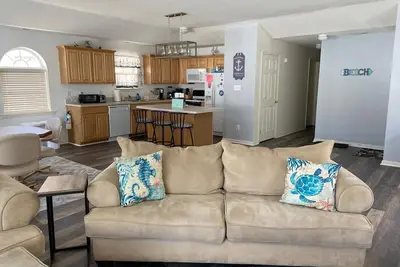 Image de Spacieux 4br / 2ba W / Grand Pont & Parking 4 Voitures! Seulement 1. 5 Blocs À La Plage / Conseils