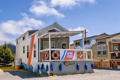 Image de Petite maison dans le port historique de Noyo / terrasse meublée