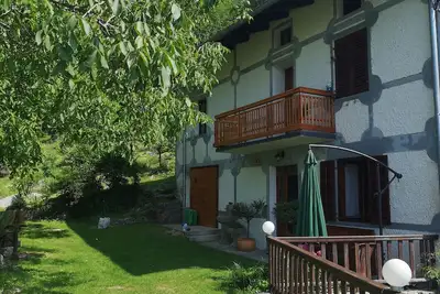 Image de Maison a 2 chambres Ă coucher, 1 avec lit double et 1 avec deux lits simples.