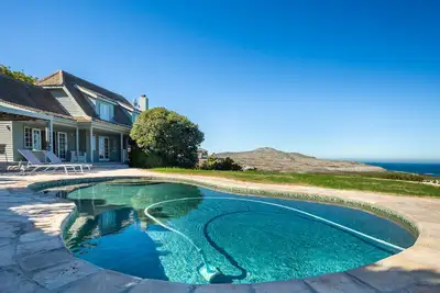 Image de Bungalow de luxe élégant et spacieux avec vue sur la piscine et la mer