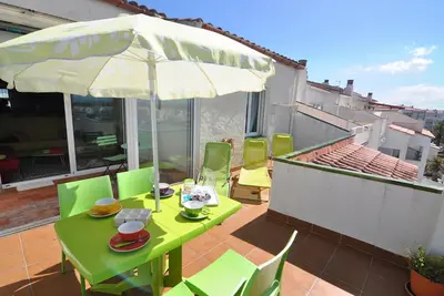 Image de Appartement confortable à louer à Empuriabrava, Costa Brava! Idéal pour 4 personnes, à 2000m de la plage, avec vue sur le lac et toutes les commodités.