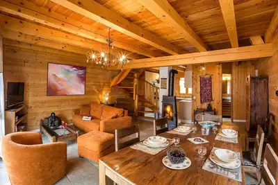 Image de Chalet avec Spa, 6 Couchages, Terrasse Sud & Confort Ă Saint-Michel-de-Chaillol