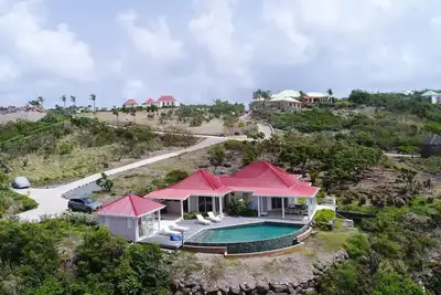 Image de Vue spectaculaire sur la baie de Marigot, piscine à débordement, pavillon pour les repas privés, Wi-Fi gratuit, Ac