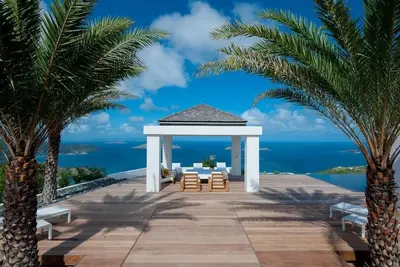 Image de Longue piscine chauffée, jacuzzi, salle de fitness, grande terrasse, salle à manger en plein air, salon extérieur