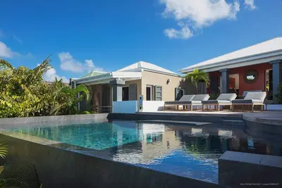 Image de Piscine à débordement, belvédère balinais, grand jacuzzi chauffé, petit-déjeuner bar, voiture de location, Wifi gratuit