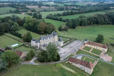 Image de Château historique avec Piscine Forêt 42ha - Parc naturel régional à 2h de Paris