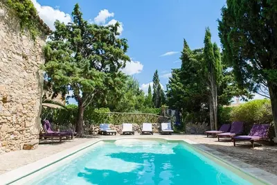 Image de Fermes Granges nichées dans une cour fermée avec piscine chauffée