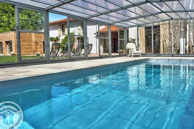 Image de Gîte isolé avec piscine chauffée, spa, sauna et étang privé à 15 km de Roanne
