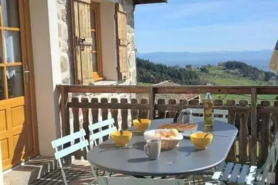 Image de Gîte rénové avec cheminée et jardin à 15 km des pistes de ski