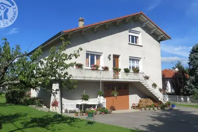 Image de Gîte rénové tout confort avec jardin, proche de l’eau et des commodités, idéal pour familles!