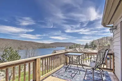 Image de Nouveau! Maison de ville Deep Creek Lake avec terrasse et vue sur l’eau