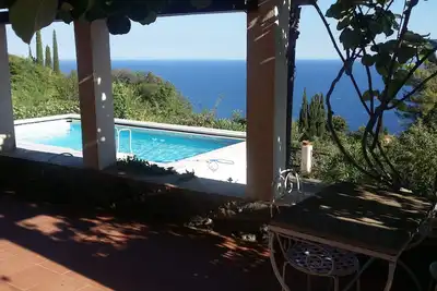 Image de Magnifique chalet méditerranéen avec piscine privée et jardin et vue imprenable sur la mer
