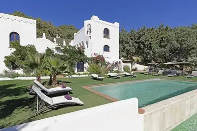 Image de Villa avec piscine à débordement