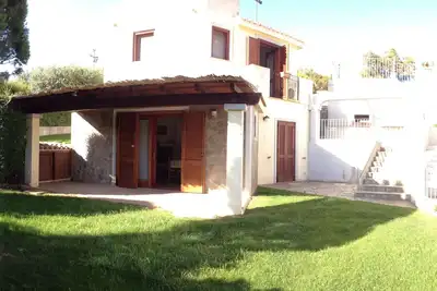 Villa lumineuse avec jardin, air conditionné, barbecue et parking privé.